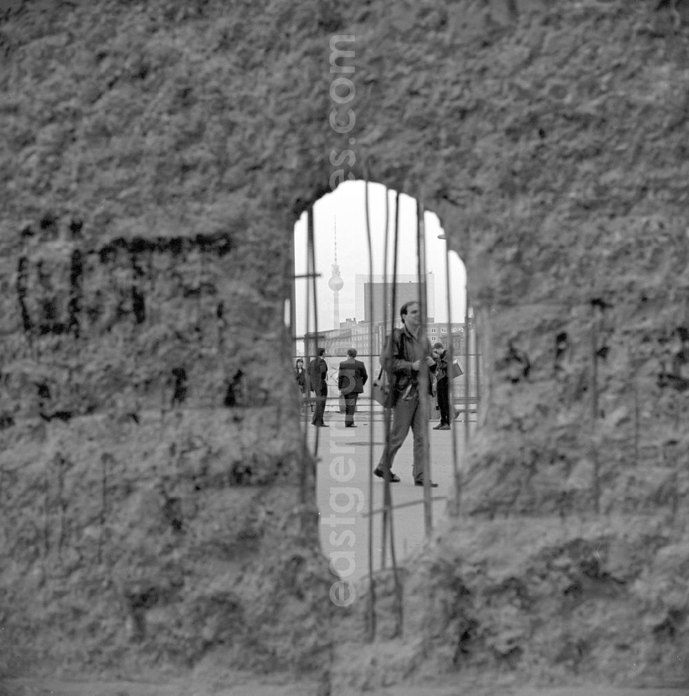 GDR image archive: Berlin - Symbolic - A hole in the wall: view to East Berlin
