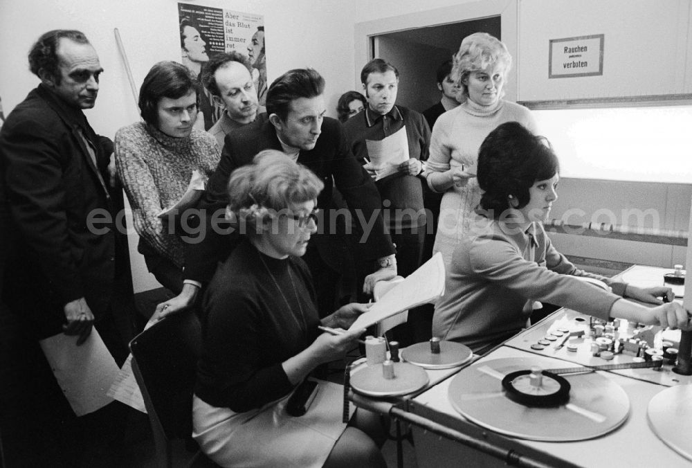 GDR picture archive: Berlin - Syncron speaker and actor on the film cut place work on picture and sound material in Berlin, the former capital of the GDR, German democratic republic