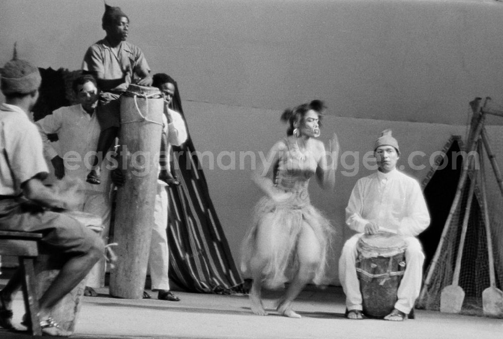 GDR image archive: Halberstadt - African and german actors of a theater - scene and stage design des Theaters in Halberstadt in the state Saxony-Anhalt on the territory of the former GDR, German Democratic Republic