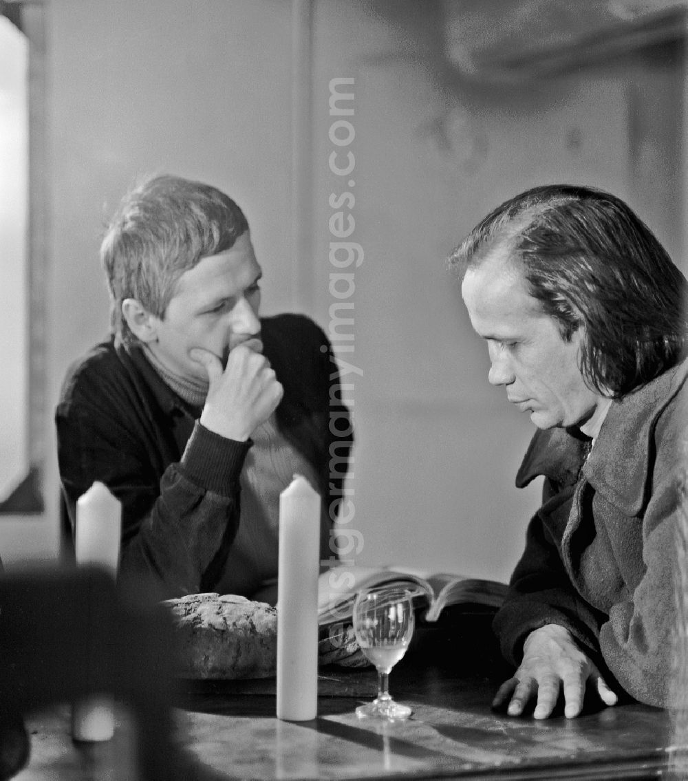 GDR photo archive: Berlin - The director Konrad Herrmann and the actor Christian Grashoff on the film set - scene recording of the film and television production Rublak - The Legend of the Surveyed Land in the Treptow district in East Berlin in the area of ??the former GDR, German Democratic Republic