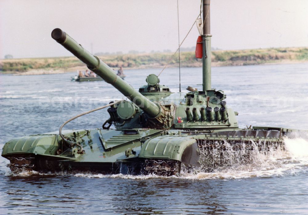Heinrichsberg: Trial runs of T72 tanks of the NVA of the GDR to the crossing of the River Elbe north of Heinrichsberg in Saxony-Anhalt