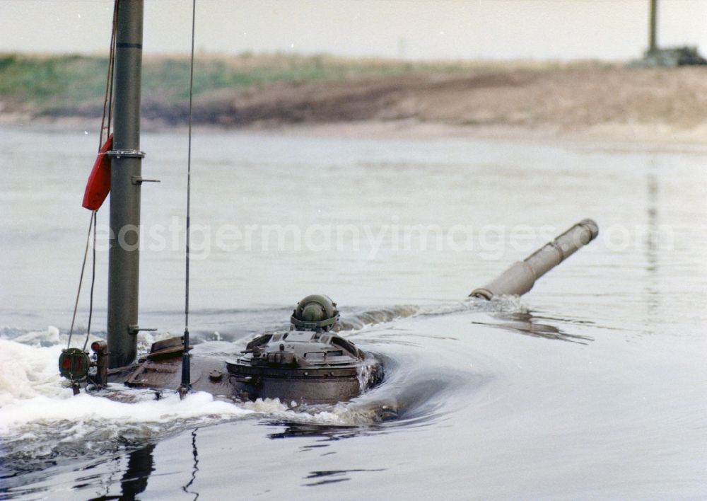 GDR image archive: Heinrichsberg - Trial runs of T72 tanks of the NVA of the GDR to the crossing of the River Elbe north of Heinrichsberg in Saxony-Anhalt