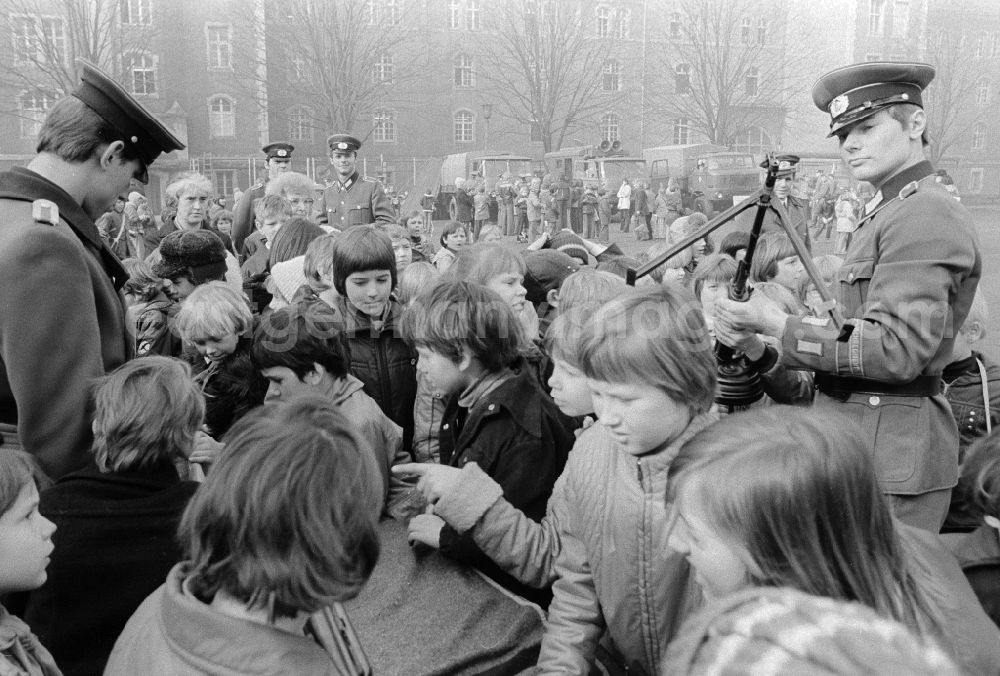 GDR picture archive: Berlin - Young pioneers visit soldiers in the barracks of the awake regiment of Friedrich Engel on the occasion of the day of the national national army (NVA) in Berlin, the former capital of the GDR, German democratic republic