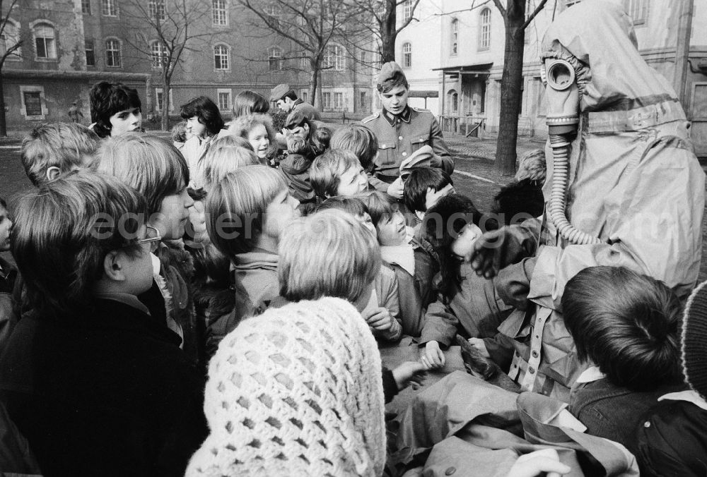 Berlin: Young pioneers visit soldiers in the barracks of the awake regiment of Friedrich Engel on the occasion of the day of the national national army (NVA) in Berlin, the former capital of the GDR, German democratic republic