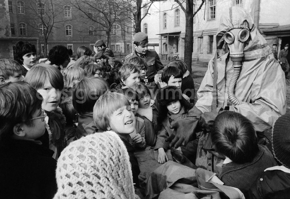 GDR photo archive: Berlin - Young pioneers visit soldiers in the barracks of the awake regiment of Friedrich Engel on the occasion of the day of the national national army (NVA) in Berlin, the former capital of the GDR, German democratic republic
