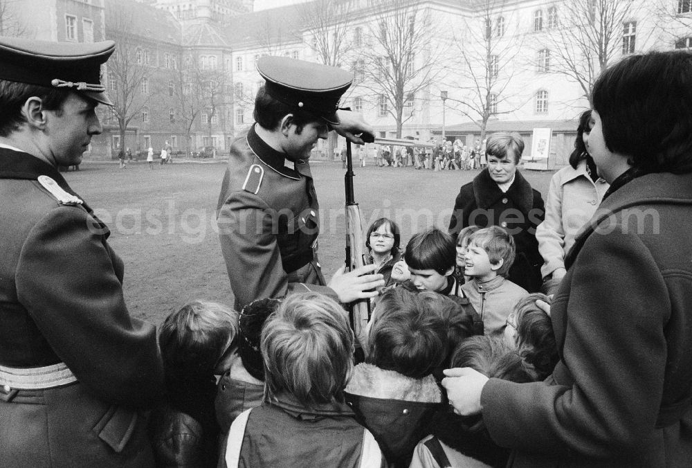 GDR picture archive: Berlin - Young pioneers visit soldiers in the barracks of the awake regiment of Friedrich Engel on the occasion of the day of the national national army (NVA) in Berlin, the former capital of the GDR, German democratic republic