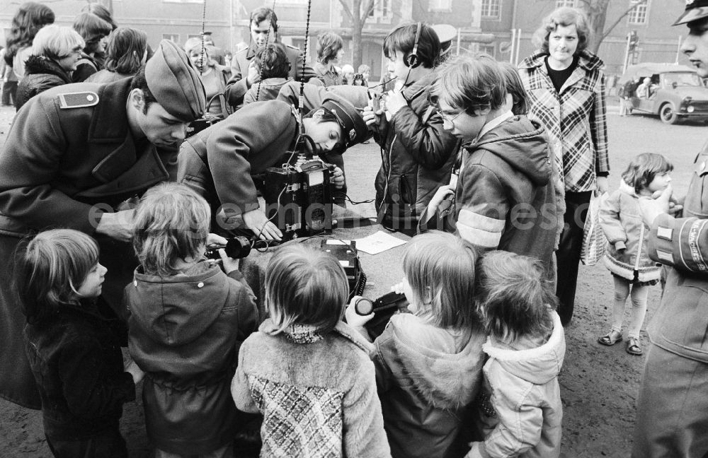 GDR image archive: Berlin - Young pioneers visit soldiers in the barracks of the awake regiment of Friedrich Engel on the occasion of the day of the national national army (NVA) in Berlin, the former capital of the GDR, German democratic republic