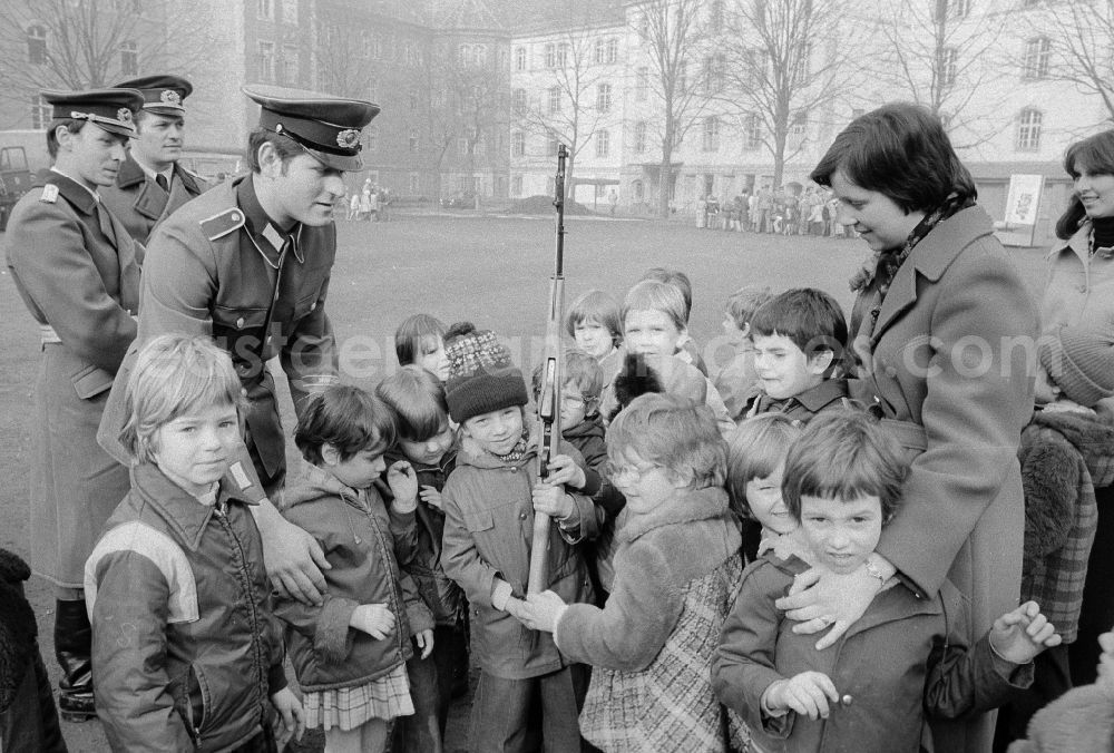 Berlin: Young pioneers visit soldiers in the barracks of the awake regiment of Friedrich Engel on the occasion of the day of the national national army (NVA) in Berlin, the former capital of the GDR, German democratic republic