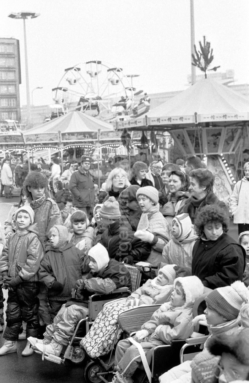 Berlin-Mitte: Tag der Vorschulkinder auf dem Berliner Weihnachtsmarkt 12.12.89