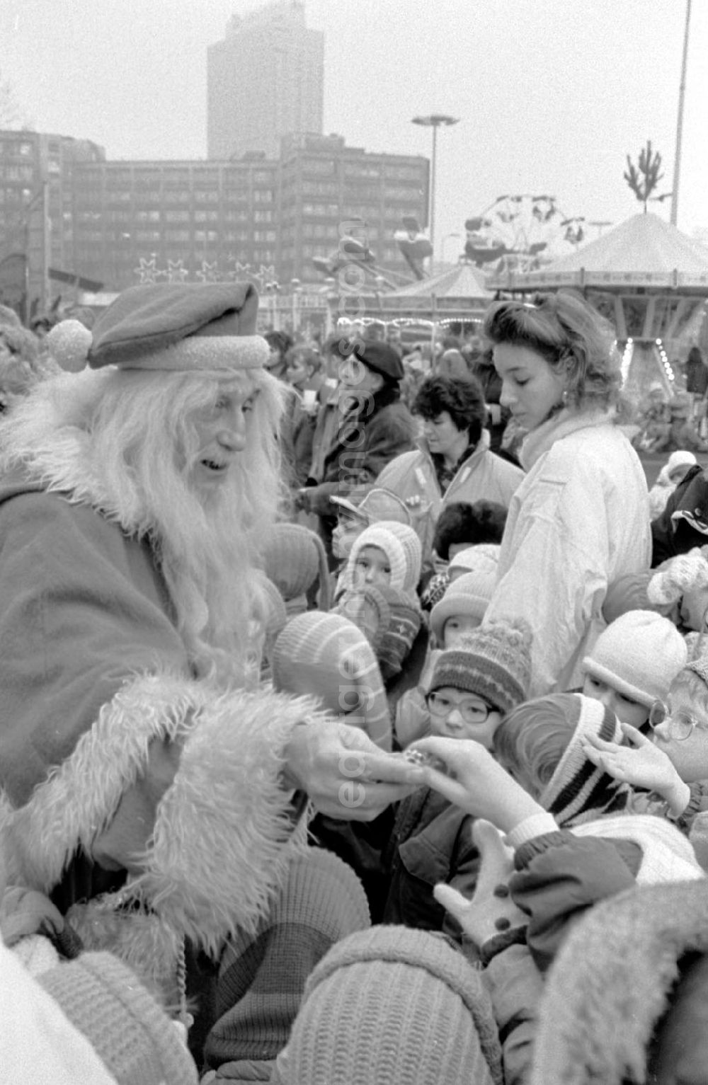 GDR photo archive: Berlin-Mitte - Tag der Vorschulkinder auf dem Berliner Weihnachtsmarkt 12.12.89