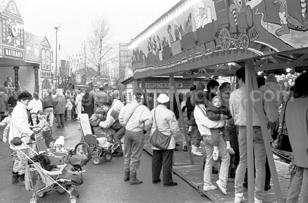 GDR picture archive: Berlin-Mitte - Tag der Vorschulkinder auf dem Berliner Weihnachtsmarkt 12.12.89