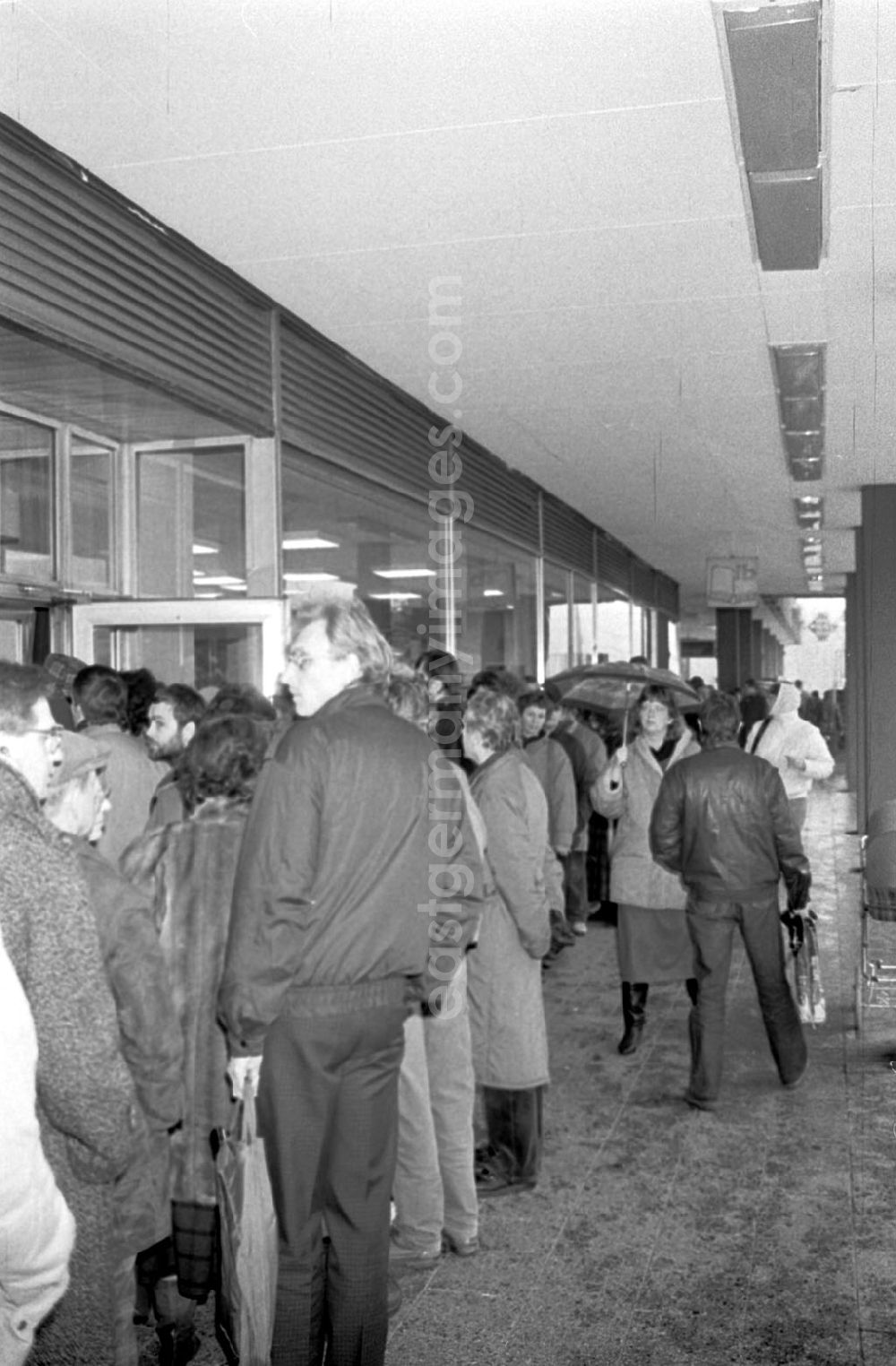 GDR photo archive: Berlin-Mitte - Tag des westdeutschen Buches im Intern. Buch 14.12.89