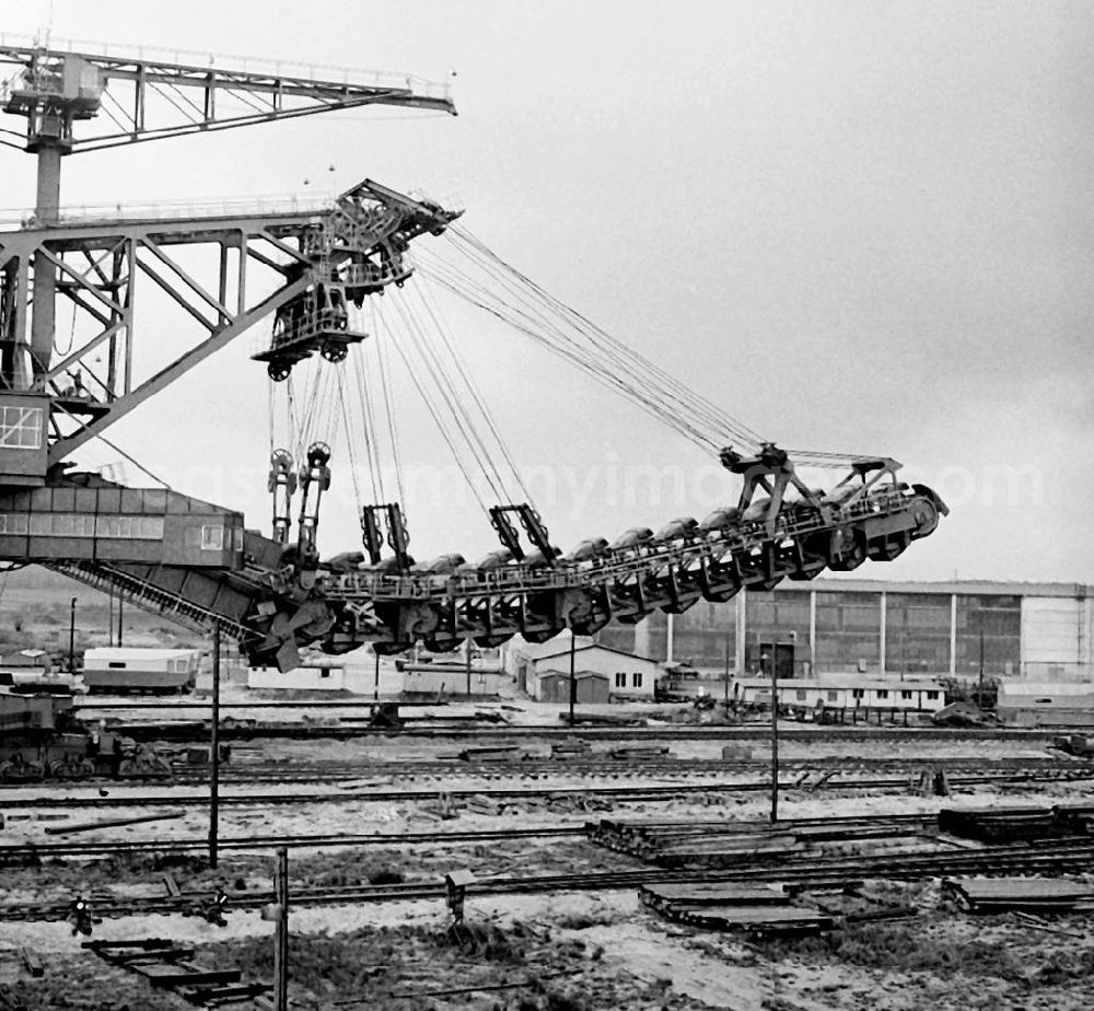 Welzow: Im Tagebau Welzow-Süd wird Braunkohle gefördert. Hier kommt auch der seinerzeit größte Abraumbagger der DDR zum Einsatz. Die Braunkohle als primärer Energielieferant hatte überragende Bedeutung für die DDR-Volkswirtschaft.