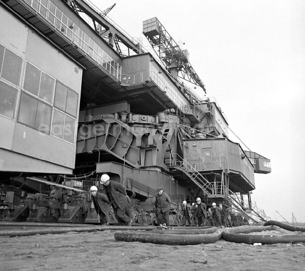 GDR image archive: Welzow - Im Tagebau Welzow-Süd wird Braunkohle gefördert. Hier kommt auch der seinerzeit größte Abraumbagger der DDR zum Einsatz. Die Braunkohle als primärer Energielieferant hatte überragende Bedeutung für die DDR-Volkswirtschaft.