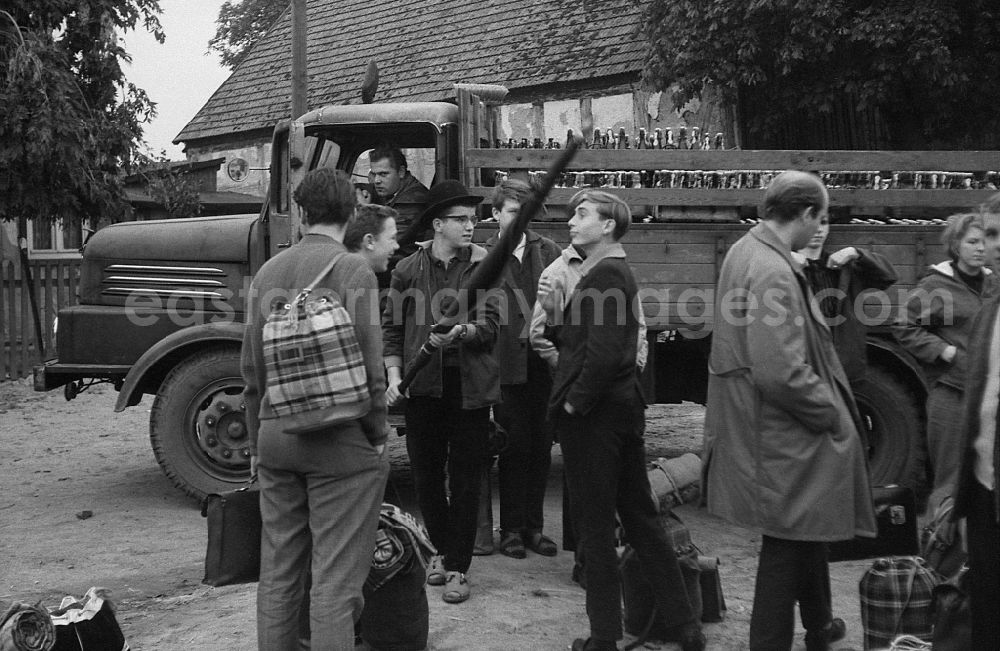 Werneuchen: Day preparation for the potato harvest for 9th grade students in Werneuchen, Brandenburg in the area of ??the former GDR, German Democratic Republic