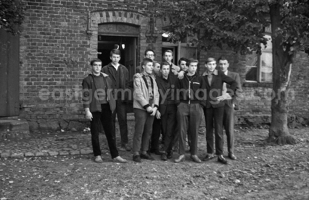 Werneuchen: Day preparation for the potato harvest for 9th grade students in Werneuchen, Brandenburg in the area of ??the former GDR, German Democratic Republic