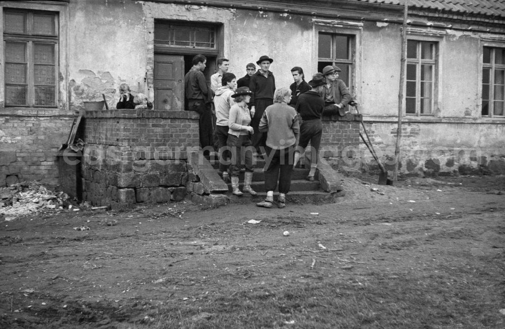 GDR image archive: Werneuchen - Day preparation for the potato harvest for 9th grade students in Werneuchen, Brandenburg in the area of ??the former GDR, German Democratic Republic