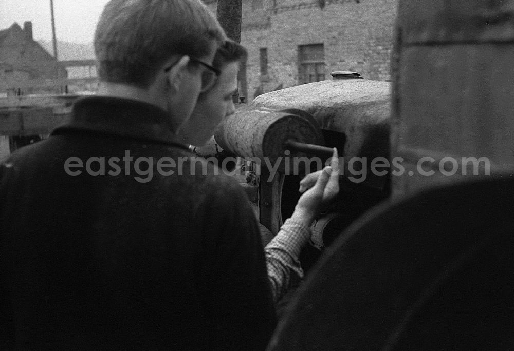 GDR photo archive: Werneuchen - Day preparation for the potato harvest for 9th grade students in Werneuchen, Brandenburg in the area of ??the former GDR, German Democratic Republic
