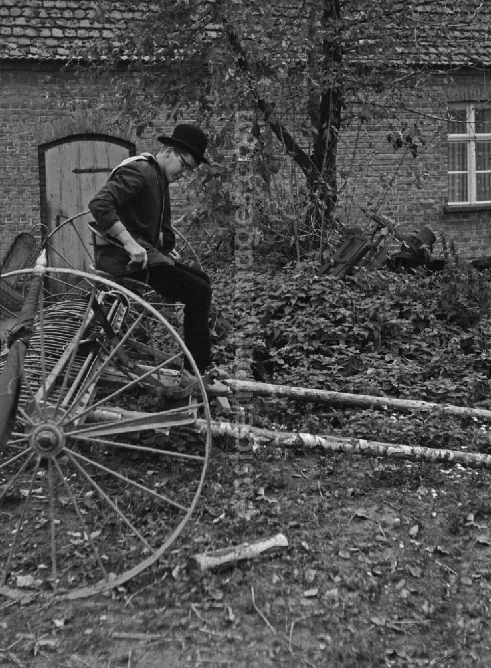 GDR picture archive: Werneuchen - Day preparation for the potato harvest for 9th grade students in Werneuchen, Brandenburg in the area of ??the former GDR, German Democratic Republic