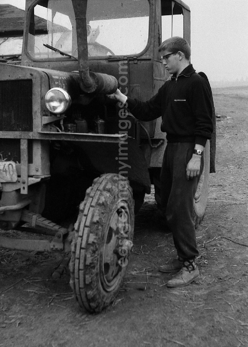 GDR image archive: Werneuchen - Day preparation for the potato harvest for 9th grade students in Werneuchen, Brandenburg in the area of ??the former GDR, German Democratic Republic