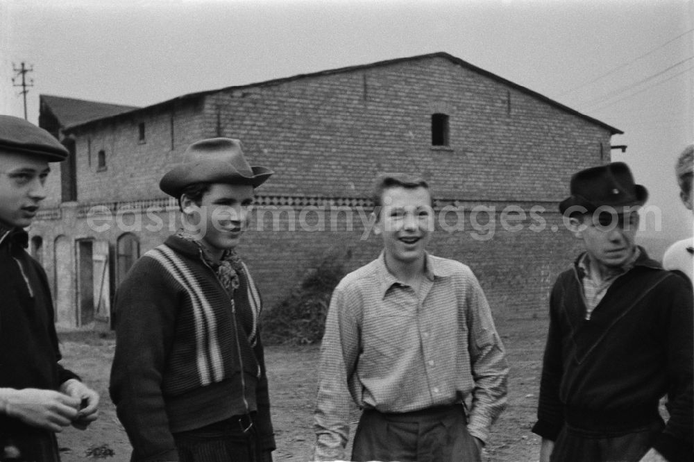 GDR picture archive: Werneuchen - End of the day of the potato harvest for 9th grade students in Werneuchen, Brandenburg in the territory of the former GDR, German Democratic Republic