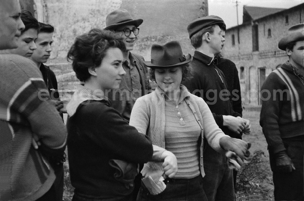Werneuchen: End of the day of the potato harvest for 9th grade students in Werneuchen, Brandenburg in the territory of the former GDR, German Democratic Republic