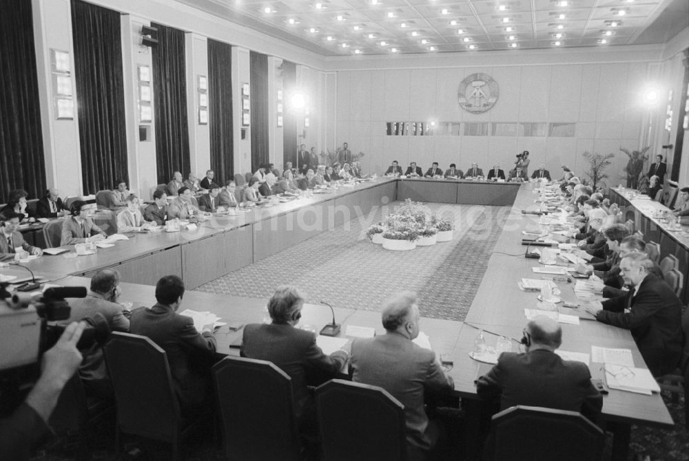 GDR picture archive: Berlin - Council for Mutual Economic Assistance (CMEA) in Berlin-Niederschoenhausen Castle in Berlin, the former capital of the GDR, German Democratic Republic Meeting