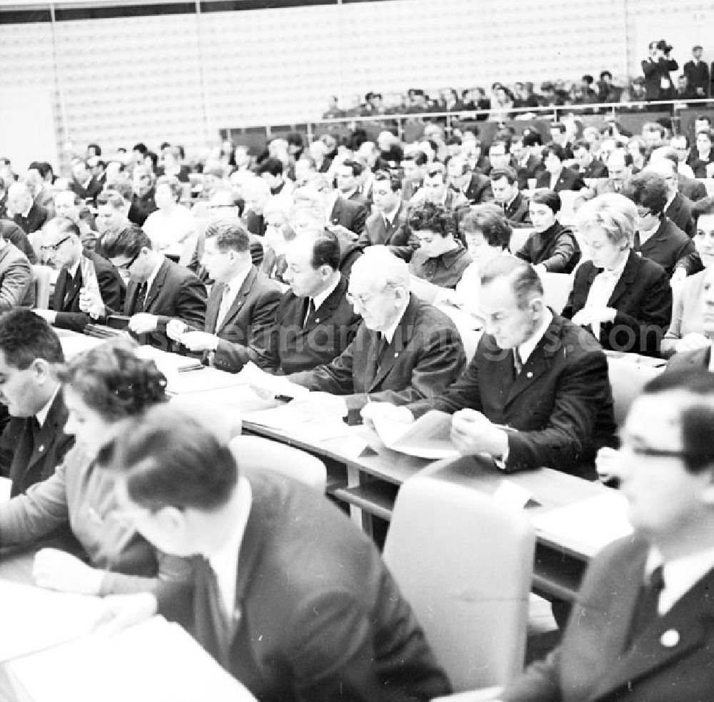 GDR picture archive: Berlin - Dezember 1969 15. Tagung der Volkskammer in Berlin, in der Kongreßhalle am Alex