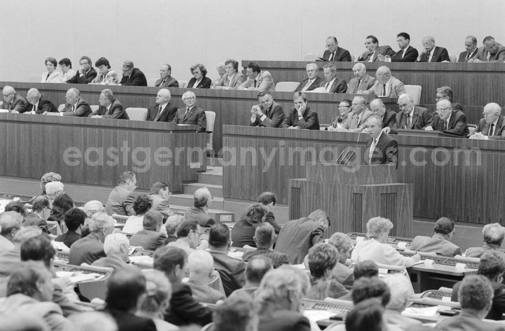 GDR photo archive: Berlin - 9th session of the 9th Volkskammer in Berlin, the former capital of the GDR, German Democratic Republik.Die Volkskammer solidarity with the Chinese rulers. They have four days earlier brutal student protests on the Tiananmen Square dejected in Beijing