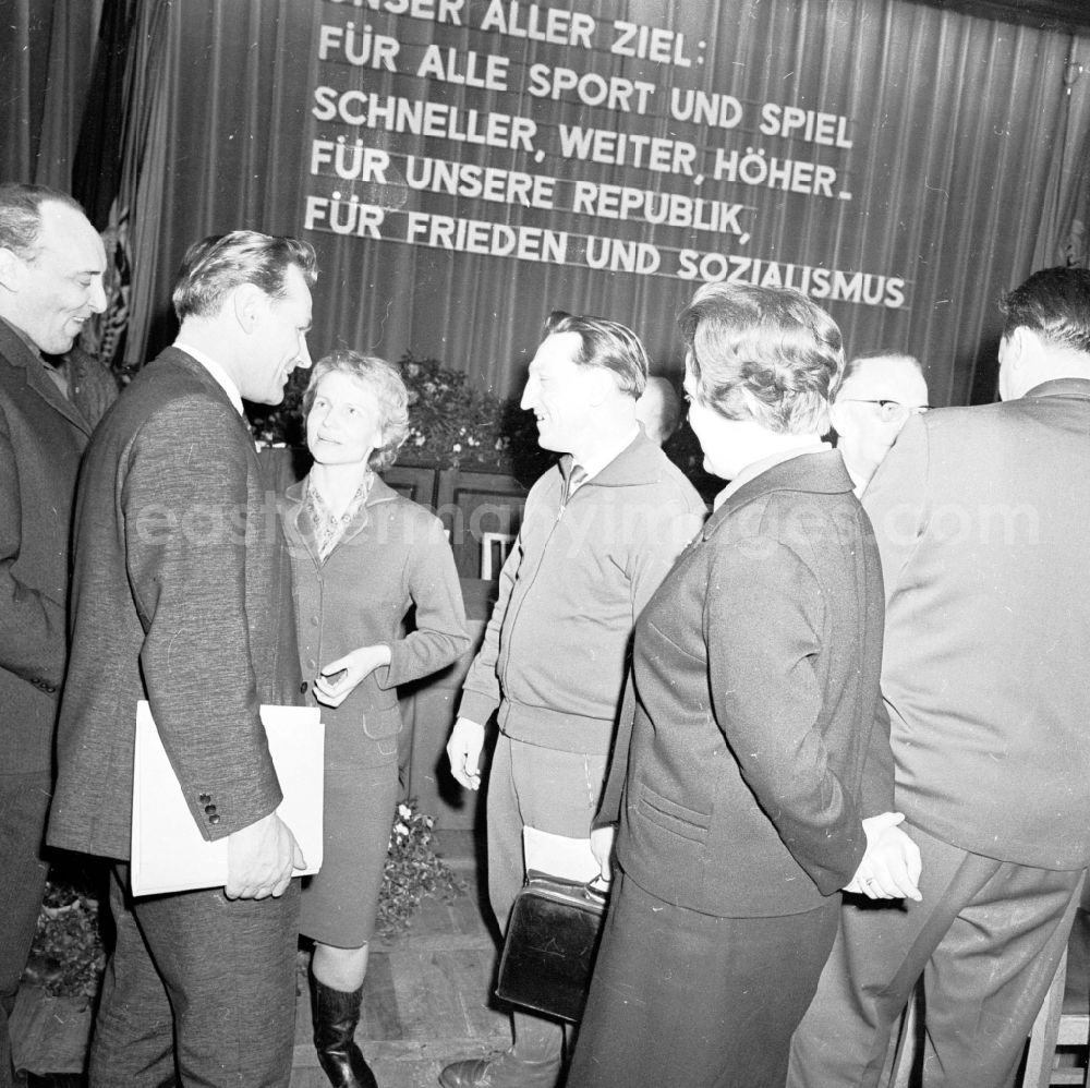 GDR picture archive: Berlin - Second Meeting of the Central Spartakiade Committee in the house of the Central Council of the Free German Youth FDJ in Berlin