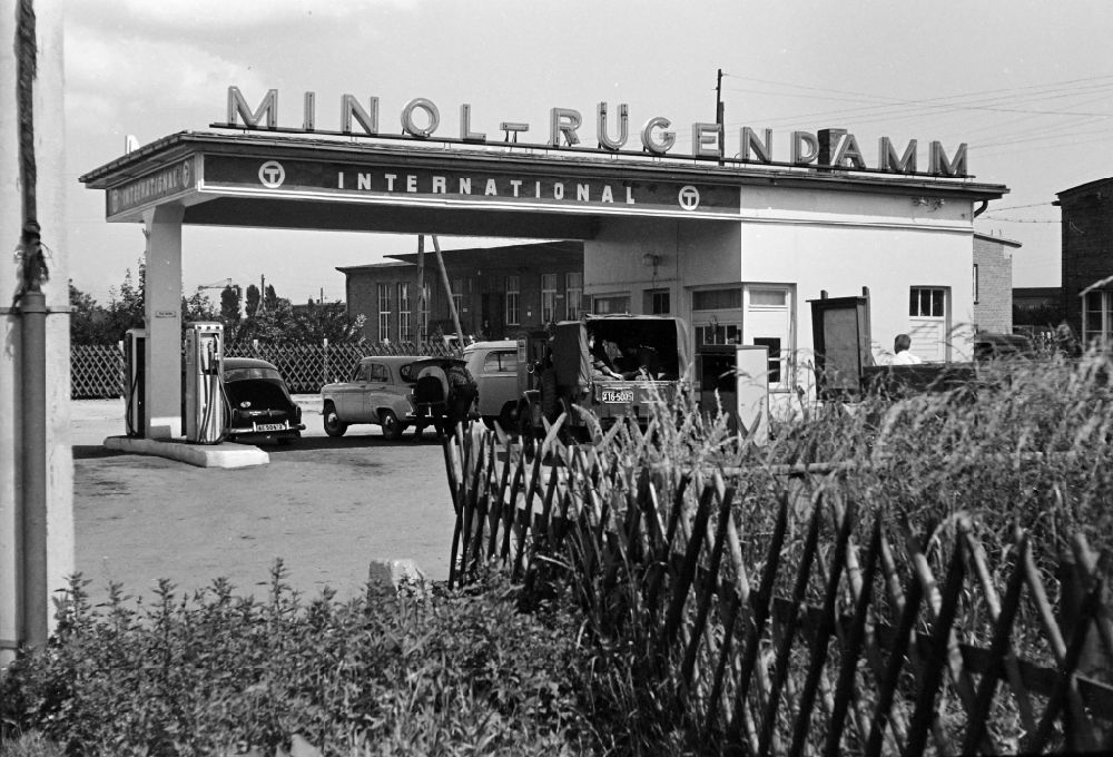 GDR image archive: Stralsund - Petrol pumps for motor vehicles of the state-owned MINOL - roadside gas station on street Ruegenbruecke in Stralsund, Mecklenburg-Western Pomerania on the territory of the former GDR, German Democratic Republic