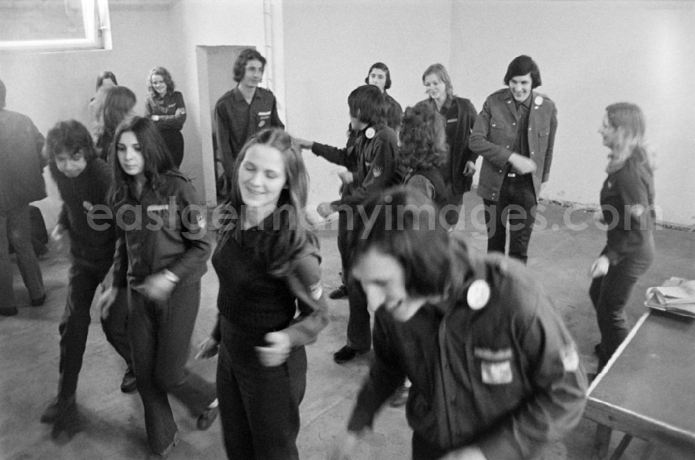 GDR photo archive: Spremberg - A dance of FDJ members in a school cellar in Spremberg in the state Brandenburg on the territory of the former GDR, German Democratic Republic