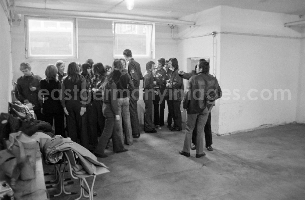 GDR picture archive: Spremberg - A dance of FDJ members in a school cellar in Spremberg in the state Brandenburg on the territory of the former GDR, German Democratic Republic