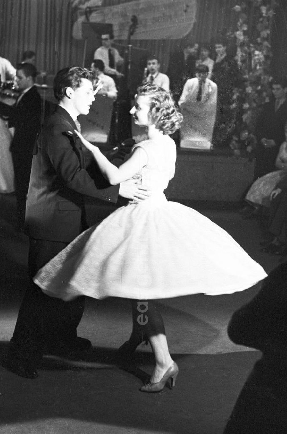 Leipzig: Ein Paar, das Mädchen im Petticoat / Pettycoat, tanzt auf einem Tanzabend im FDJ-Klubhaus. Im Hintergrund sind die Musiker / ist das Orchester zu sehen. Bestmögliche Qualität nach Vorlage!