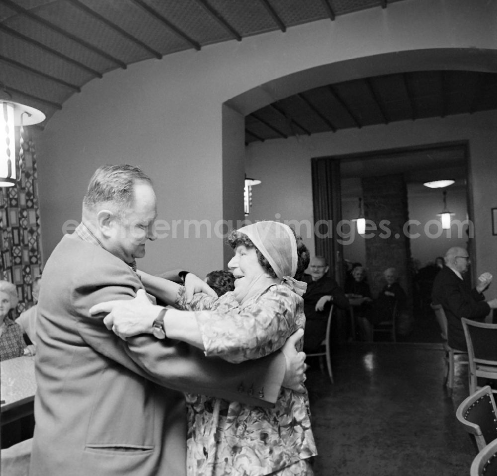 GDR picture archive: Leipzig - A dancing couple in a restaurant in Leipzig in the federal state of Saxony on the territory of the former GDR, German Democratic Republic