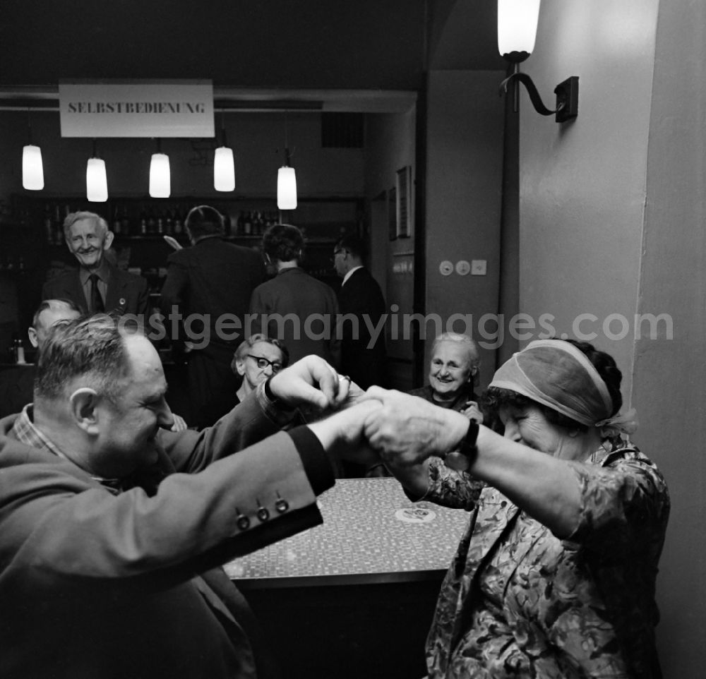 GDR image archive: Leipzig - A dancing couple in a restaurant in Leipzig in the federal state of Saxony on the territory of the former GDR, German Democratic Republic