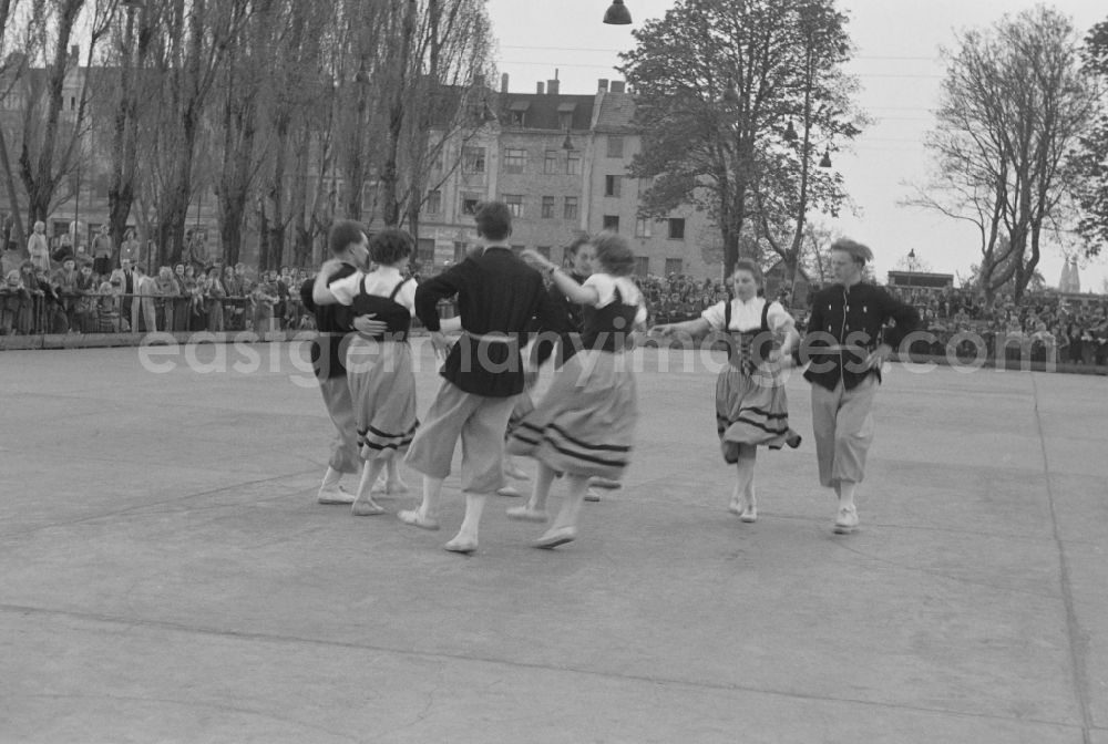GDR picture archive: Halberstadt - Members of a dance group of the folklore ensemble on a square on Harmoniestrasse in Halberstadt in the state Saxony-Anhalt on the territory of the former GDR, German Democratic Republic