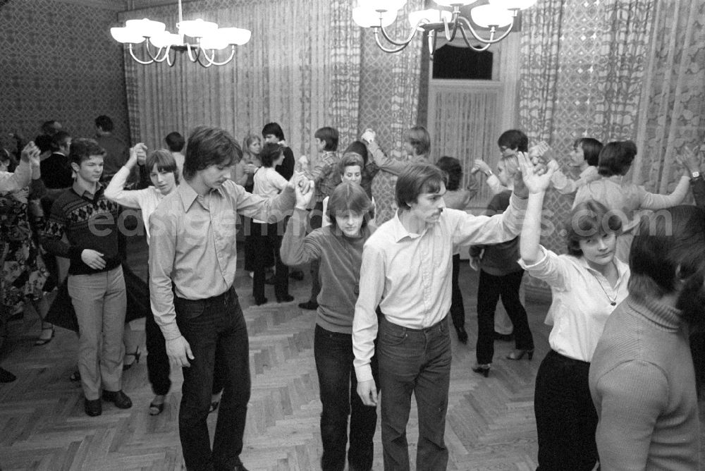 GDR image archive: Berlin - Dance students practise dance steps at Hadrich dance school, 166 Friedrichstrasse, in Berlin Eastberlin on the territory of the former GDR, German Democratic Republic