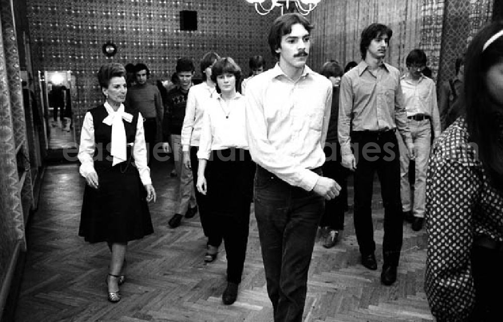 GDR picture archive: Berlin - 15.12.1982 Tanzschule Umschlagnummer: 1234