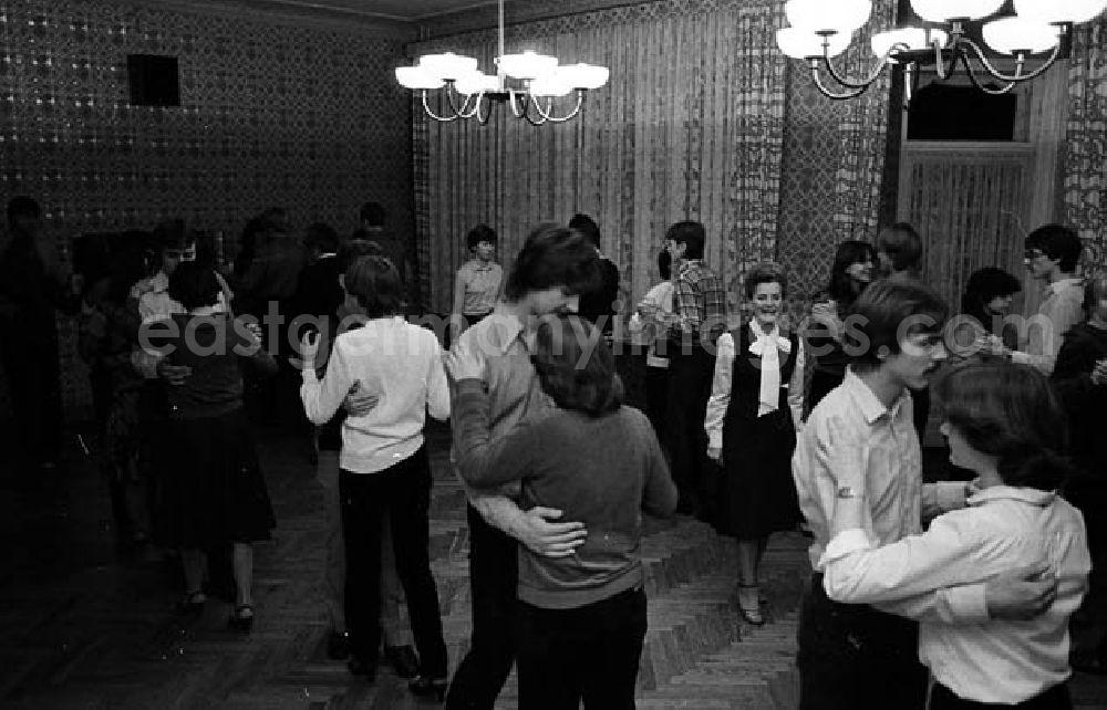 GDR photo archive: Berlin - 15.12.1982 Tanzschule Umschlagnummer: 1234