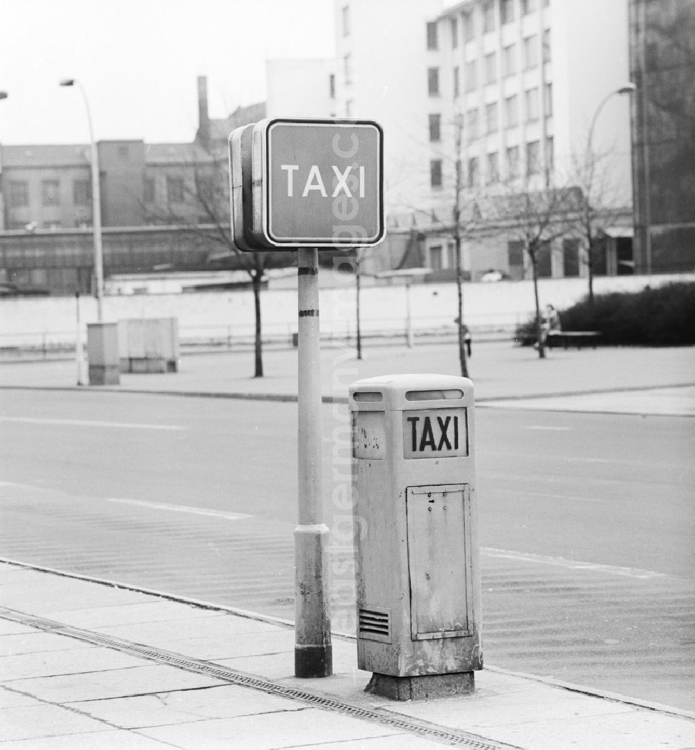 GDR photo archive: Berlin - Taxi stand at the Ostbahnhof in Berlin Friedrichshain