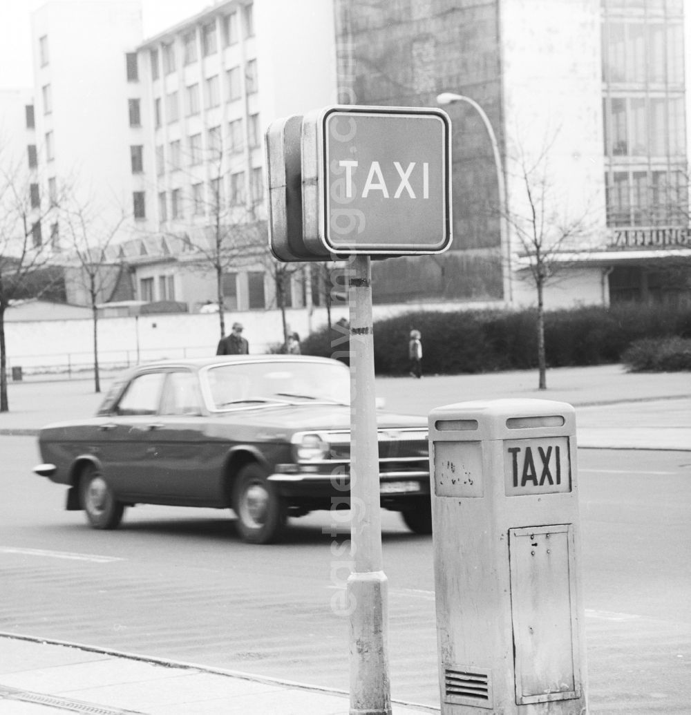 GDR picture archive: Berlin - Taxi stand at the Ostbahnhof in Berlin Friedrichshain