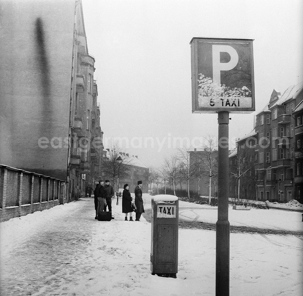 GDR photo archive: Berlin - A queue in a taxi state on a taxi in wintry snow-covered Berlin, the former capital of the GDR, German democratic republic