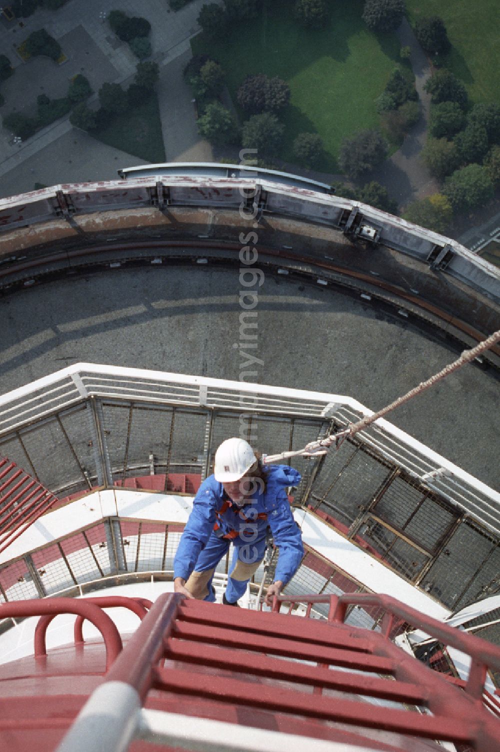 GDR image archive: Berlin - Technicians during maintenance and repair work during external work on the antenna support of the Berlin TV tower in the Mitte district of Berlin East Berlin