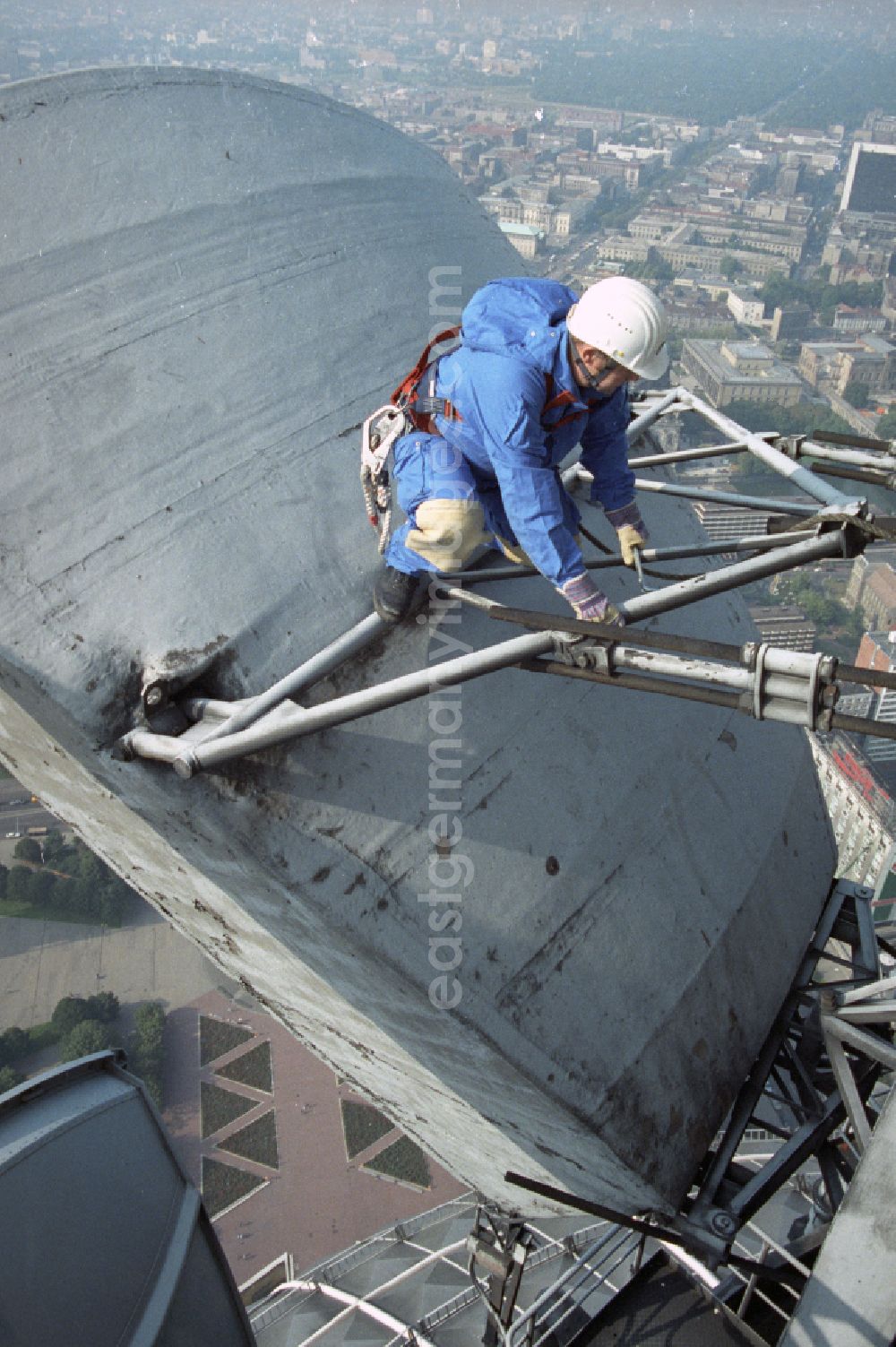 GDR image archive: Berlin - Technicians during maintenance and repair work during external work on the antenna support of the Berlin TV tower in the Mitte district of Berlin East Berlin