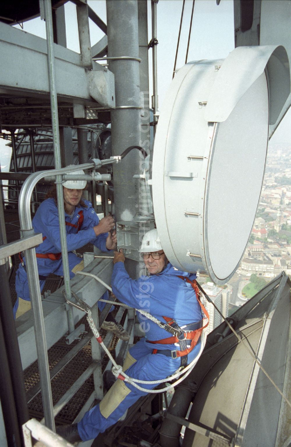 GDR picture archive: Berlin - Technicians during maintenance and repair work during external work on the antenna support of the Berlin TV tower in the Mitte district of Berlin East Berlin