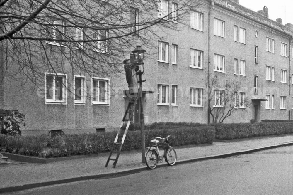 Dresden: Technician for maintenance and repair workon a gas lantern on street Webergasse in Dresden, Saxony on the territory of the former GDR, German Democratic Republic