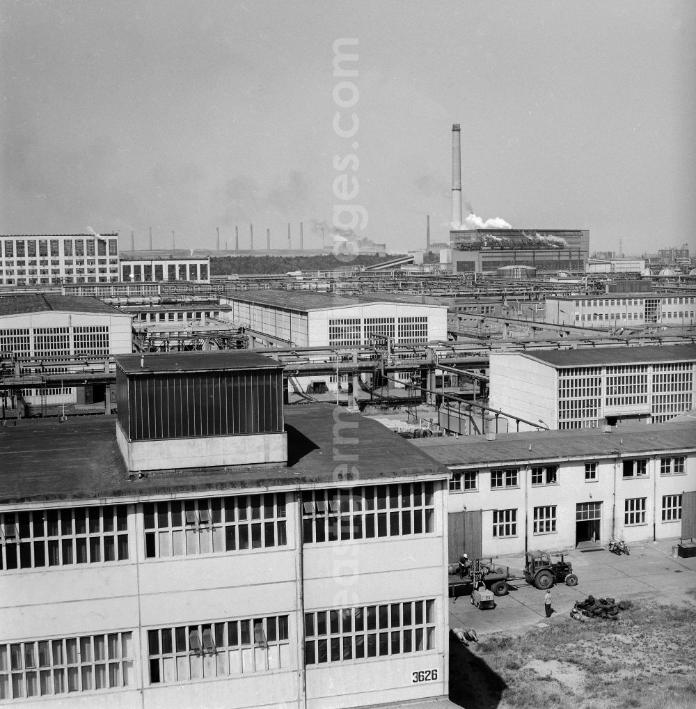GDR picture archive: Leuna - Technical equipment and means of production of VEB Leuna-Werke Walter Ulbricht in Leuna in the state of Saxony-Anhalt in the area of the former GDR, German Democratic Republic. Here the complex of Leuna II