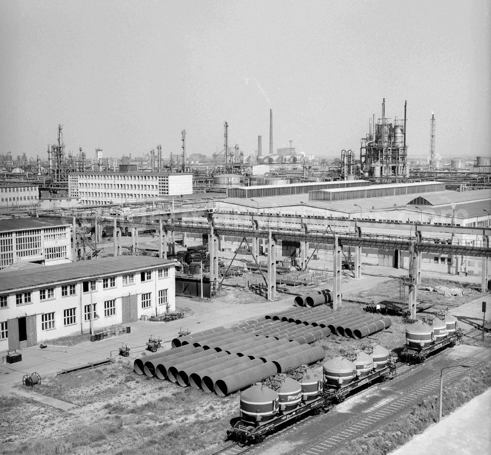 Leuna: Technical equipment and means of production of VEB Leuna-Werke Walter Ulbricht in Leuna in the state of Saxony-Anhalt in the area of the former GDR, German Democratic Republic. Here the complex of Leuna II