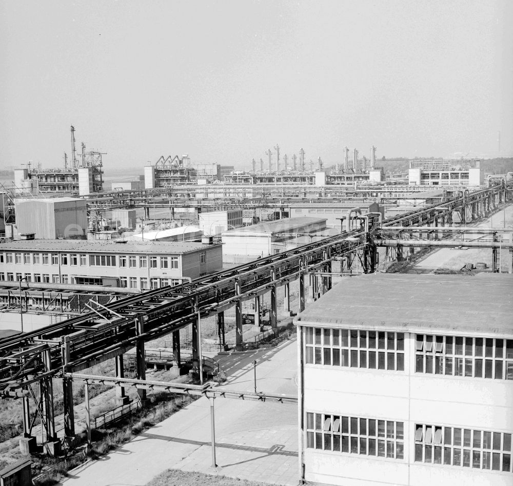 GDR image archive: Leuna - Technical equipment and means of production of VEB Leuna-Werke Walter Ulbricht in Leuna in the state of Saxony-Anhalt in the area of the former GDR, German Democratic Republic. Here the complex of Leuna II